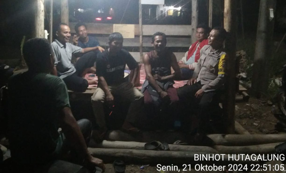 Siap Amankan Pilkada Damai Bhabinkamtibmas Polsek Langgam Aktif Cooling System Hingga Malam Hari