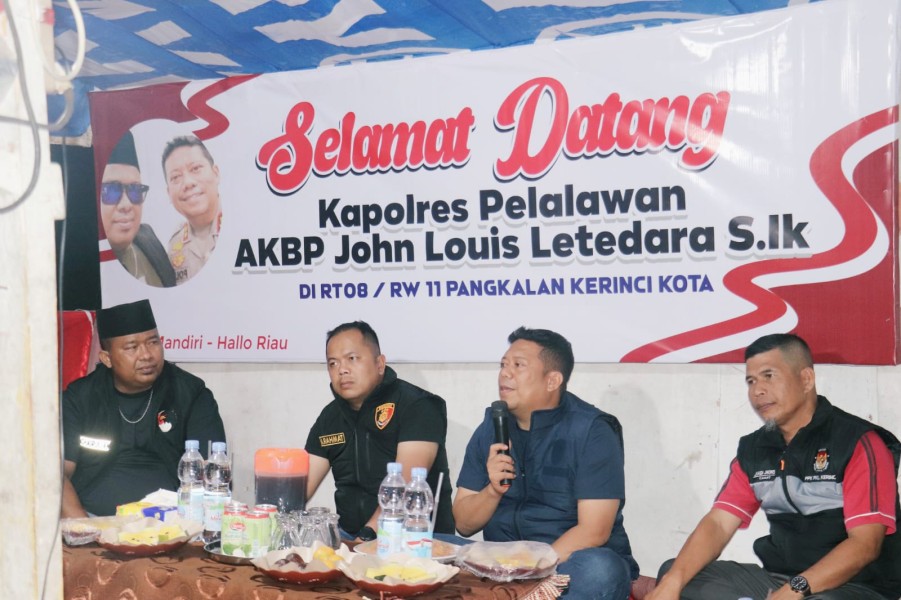 Kapolres Pelalawan, AKBP John Louis Letedara, S.Ik, menyambangi Pos Ronda RT 08/RW 11 di Jalan Raja, Pangkalan Kerinci Kota