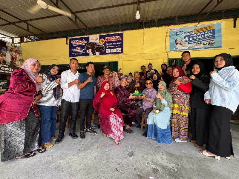 Bentuk rasa syukur meriahkan HUT kabupaten Pelalawan kepada desa langkan gelar potong nasi tumpeng yang di wakili H.saniman ketua komisi (3)