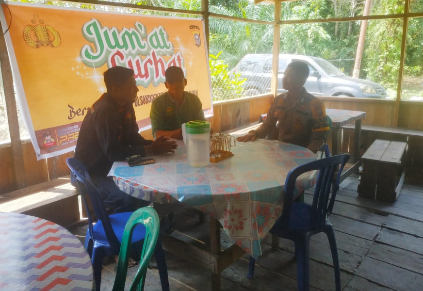 Bhabinkamtibmas Bripka Noprizal,SH memberikan himbauan Kamtibmas kepada masyarakat di Jum'at curhat