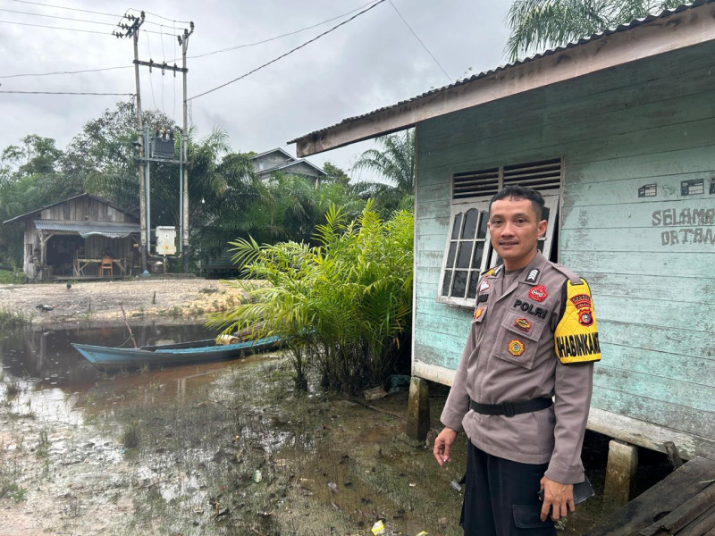 Bhabinkamtibmas Polsubsektor Pelalawan Desa Ransang Bripka Fahmizar melakukan pengecekan debit air aliran Sungai Kampar di wilayah Desa Ransang