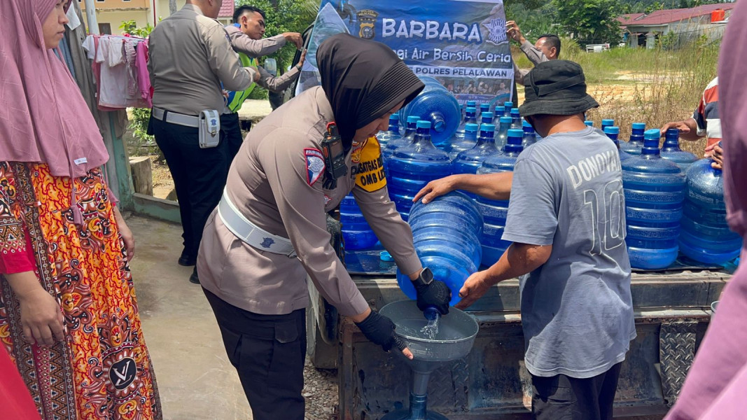 Berbagi Air Bersih Ceria Program Sat Lantas Polres Pelalawan dalam membantu warga di kerinci