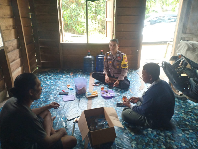 Dalam rangka cooling system'Bhabinkamtibmas kunjungi masyarakat untuk menyampaikan pesan-pesan kamtibmas agar bersama sama dan berpartisipasi menjaga keamanan