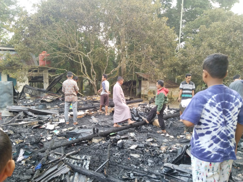Si Jago Merah Luluh Lantakkan Rumah Warga  Desa Betung