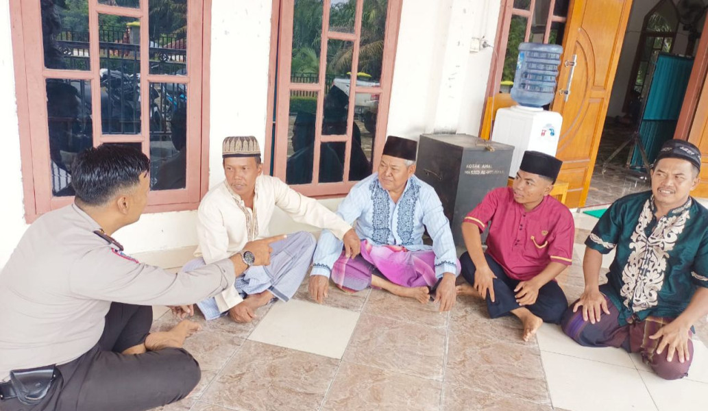 Bhabinkamtibmas Polsubsektor Pelalawan bertemu langsung dengan warga serta berdialog tentang situasi Kamtibmas di Desa Kuala tolam