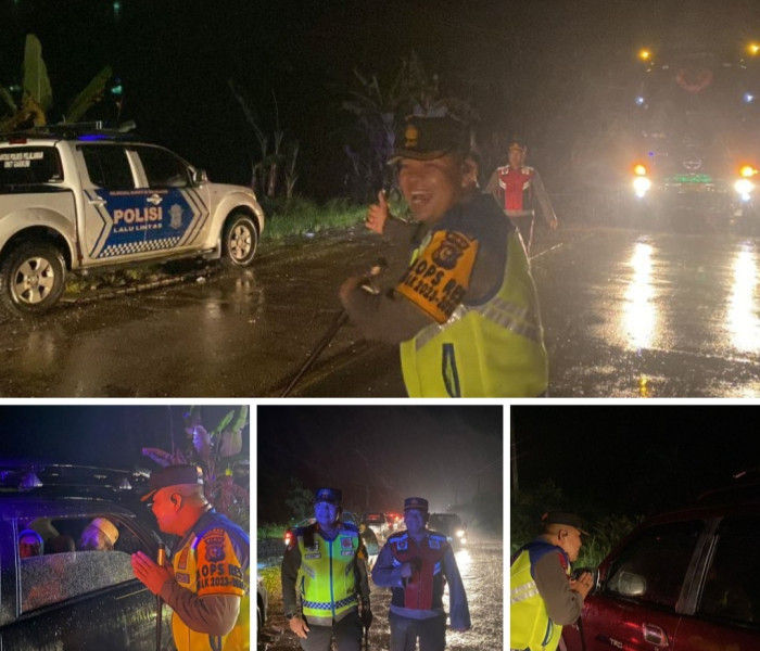 pakaian Basah Kuyup Kapolres Pelalawan tetap berusaha wujudkan Cooling sistem melayani masyarakat yang terjebak banjir