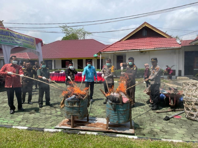 Kepala Kejaksaan Negeri Pelalawan Mohammad Nasir, S.H., M.H., di dampingi kelapa seksi PB3R melaksanakan pemusnahan barang bukti
