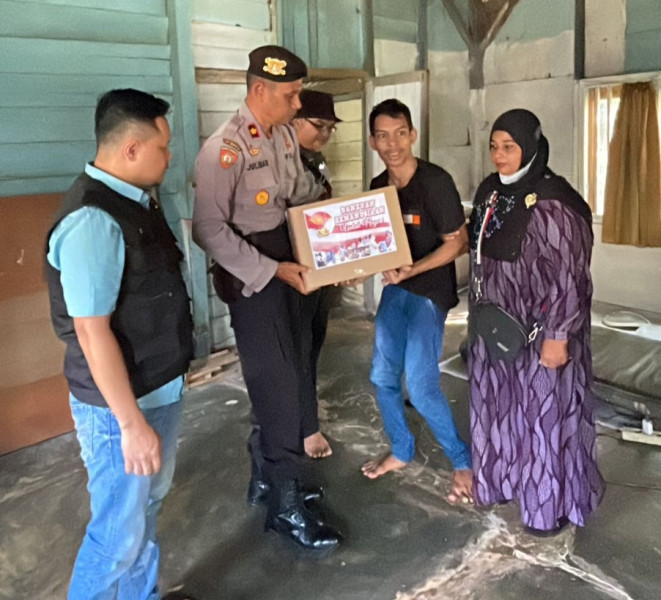 Bagi-bagi Sembako, Kolaborasi Polres Pelalawan bersama Sahabat Jumat Membantu Masyarakat Kurang Mampu