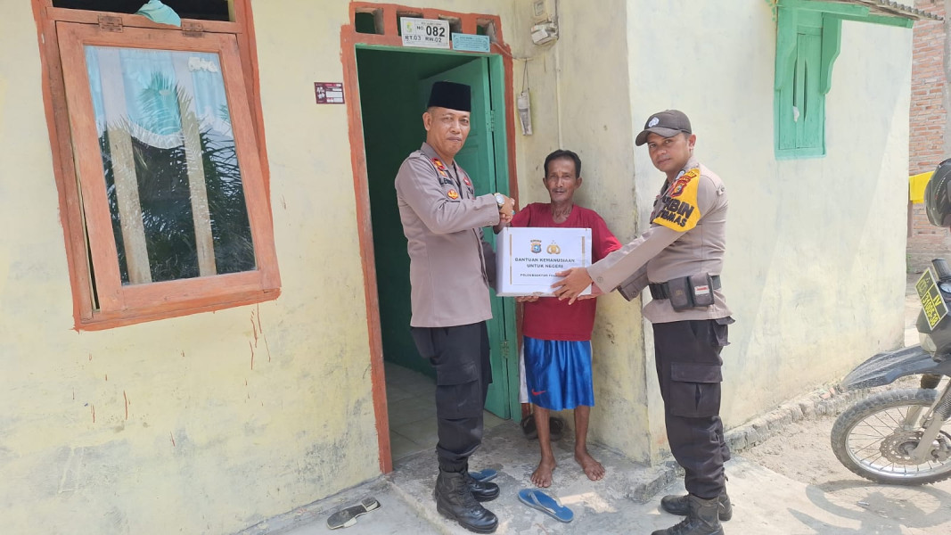 Polsubsektor Pelalawan kembali menyalurkan paket sembako kepada masyarakat