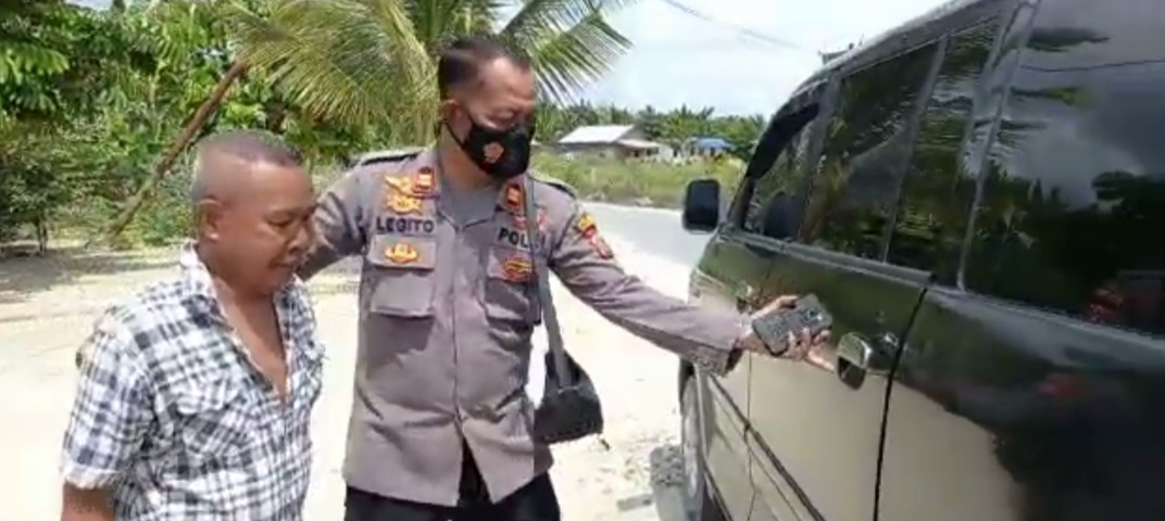 Mantap, Aksi Kapolsubsektor Pelalawan Layani Antar Jemput Khusus Lansia Untuk Suntik Vaksin Covid-19