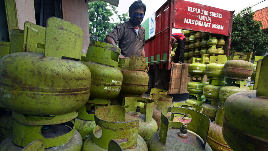 Pangkalan Gas yang jual di atas Harga Eceran Tertinggi (HET). Tindakan tegas berupa teguran dan pencabutan izin Pangkalan Gasnya , begitu pun dengan pangkalan gas keluarga pejabat Pemda Pelalawan