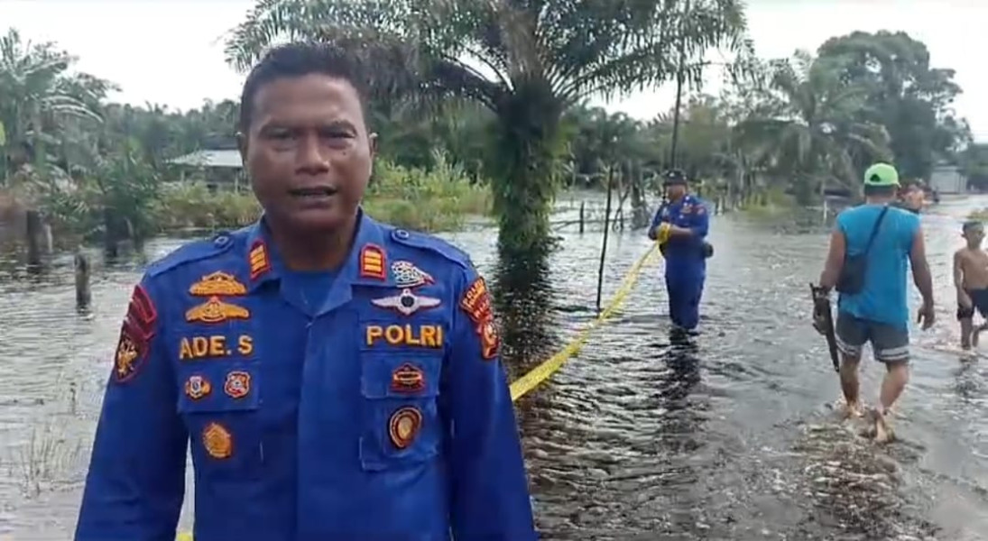 Satpol Air Polres Pelalawan Pasang Line Cross untuk Keamanan Masyarakat