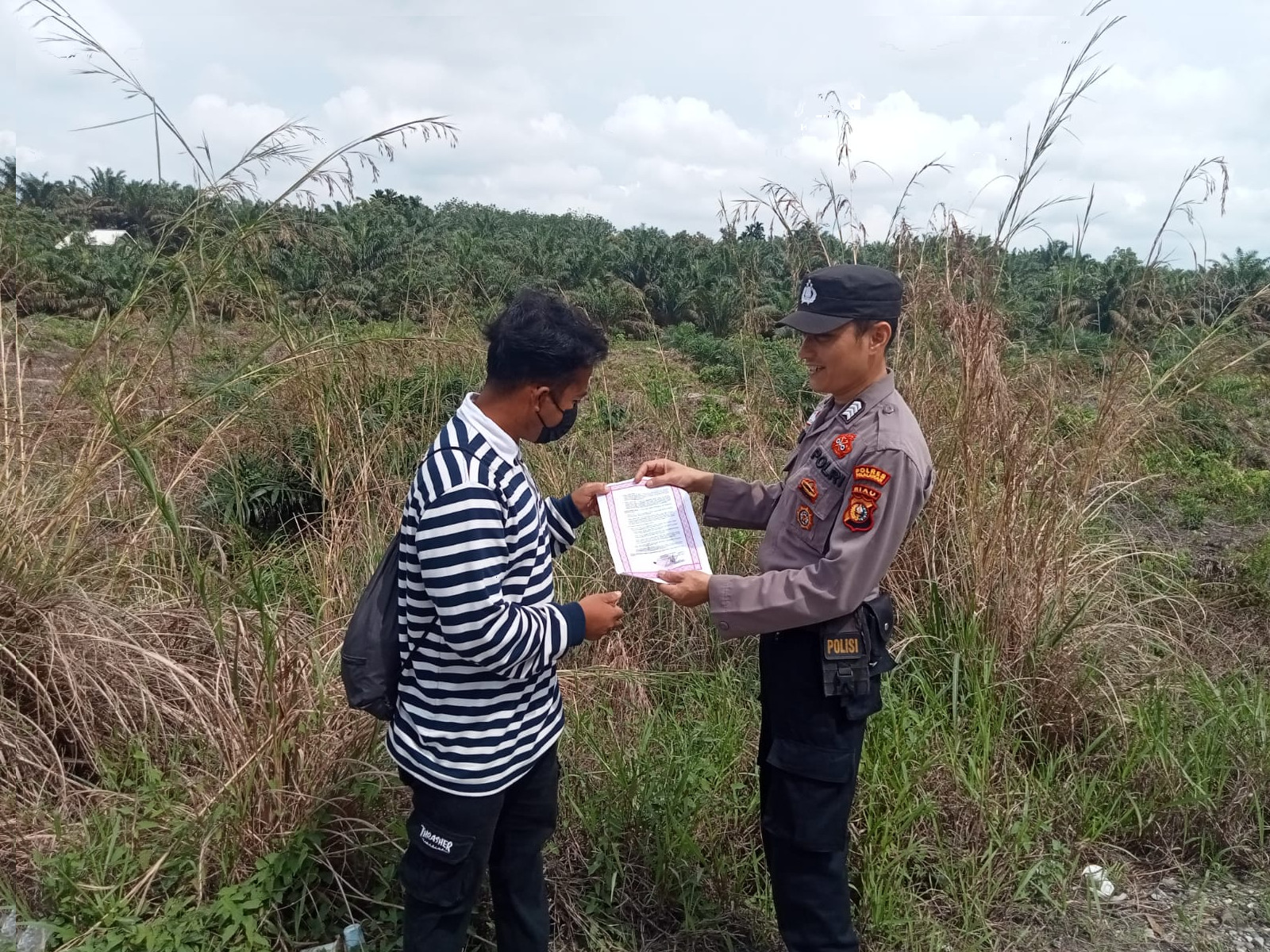 Polsubsektor Pelalawan Giat Patroli dan Sosialisasi Maklumat Karhutla Kemasyarat