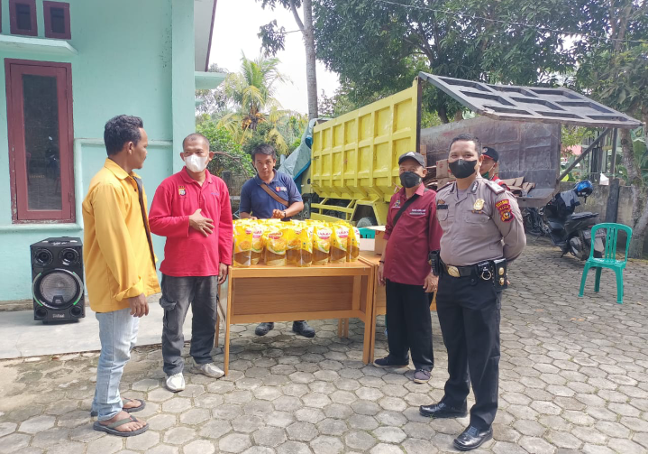 Pengamanan Pasar Murah Minyak Goreng PT RAPP Di Dua Desa, Kasubsektor Pelalawan: Semoga Kehadiran Polri Aman dan Tertib