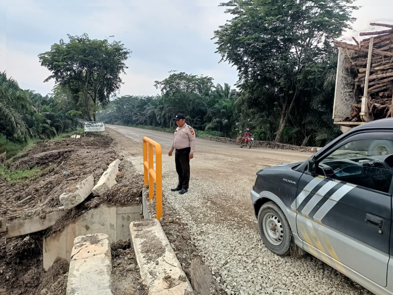 Polsubsektor dan Polres pelalawan pantau Proyek pengerjaan box culvert diarea RAPP