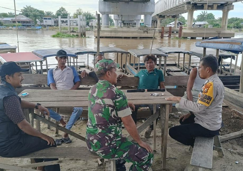 Dalam rangka Cooling System  Bhabinkamtibmas Desa Sering  Pelalawan Bripka Noprizal,SH berkumpul dan berbincang dengan masyarakat guna menampung saran serta informasi perihal situasi di desa