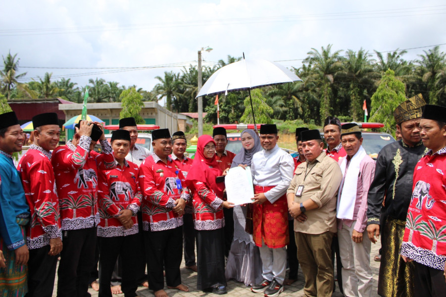 Maksimalkan Program Berobat Gratis,  Bupati Pelalawan H Zukri Serahkan Sejumlah Ambulance