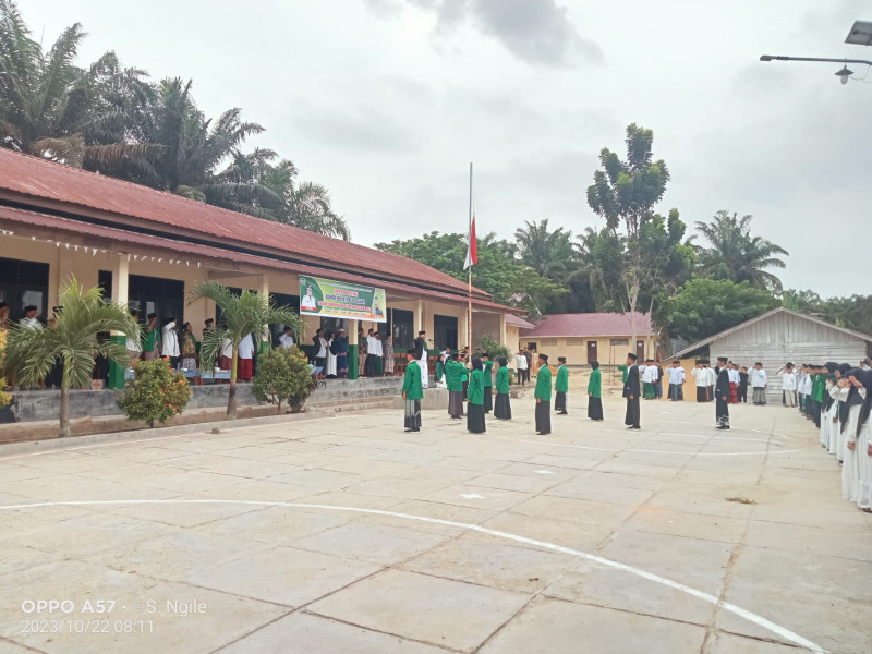 Hadiri Upacara Hari Santri di Pesantren Amanatul Huda Surya Indah Ini Pesan Bupati Zukri SE