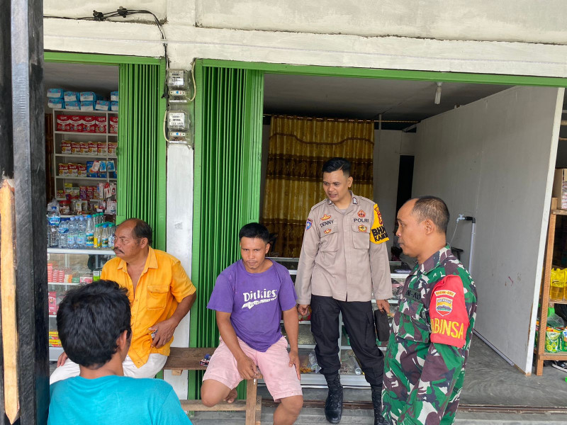 Dalam rangka Cooling syistem Patroli dialogis Bhabinkamtibmas serta Babinsa melaksanakan sambang warga Desa Kuala Tolam Kecamatan Pelalawan