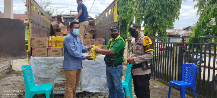 Operasi Pasar Minyak Goreng PT RAPP di Desa Lalang Kabung, Kasubsektor Pelalawan Iptu Legito: Polri Hadir Agar Kegiatan Berjalan Lancar, Aman dan Tertib