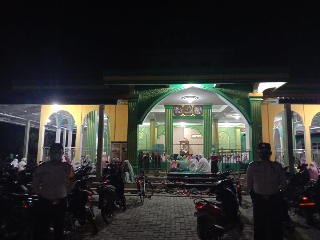 Pengamanan Sholat Tarawih Oleh Personil Polsubsektor Pelalawan, Iptu Legito: Itu Adalah Bentuk Pelayanan Polri Kepada Umat Muslim