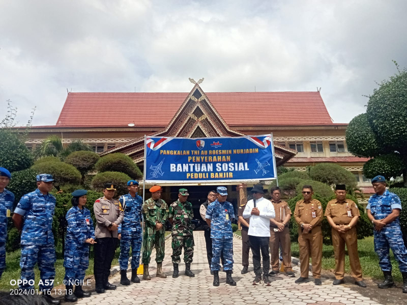 Sambut Kedatangan Komandan Lanud Bupati Pelalawan H. Zukri  ucap terimakasih TNI AU Telah peduli  Masyarakat Pelalawan yang terdampak Bencana Banjir