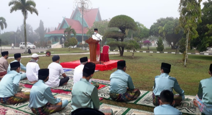 Bupati H Zukri Imami dan Khatib Sholat Id Keluarga di depan Rumdis