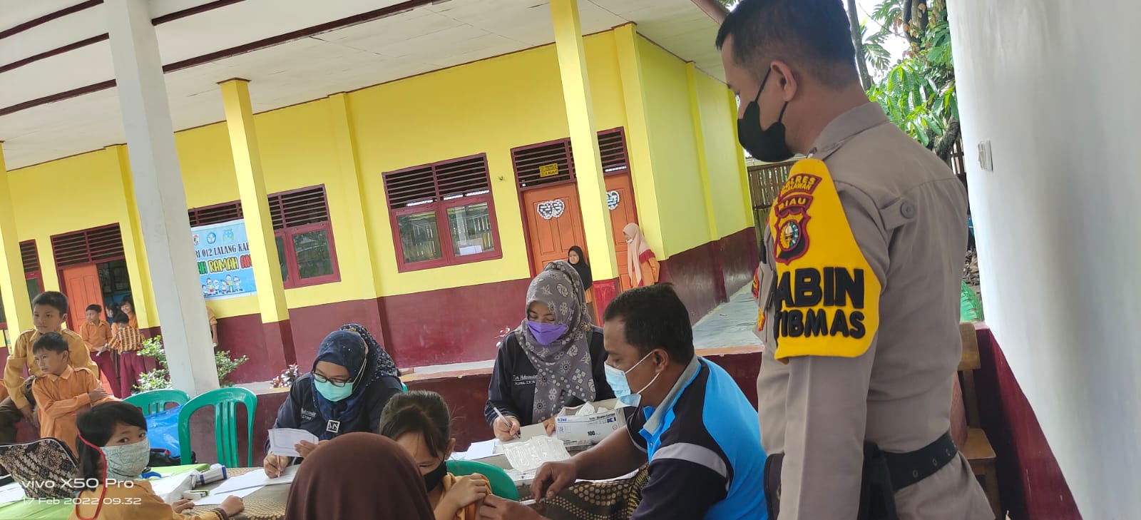 Polsubsektor Pelalawan: Monitoring Vaksin di SD 012 Desa Lalang Kabung Untuk Anak Umur 6-11 Tahun dan Para Guru