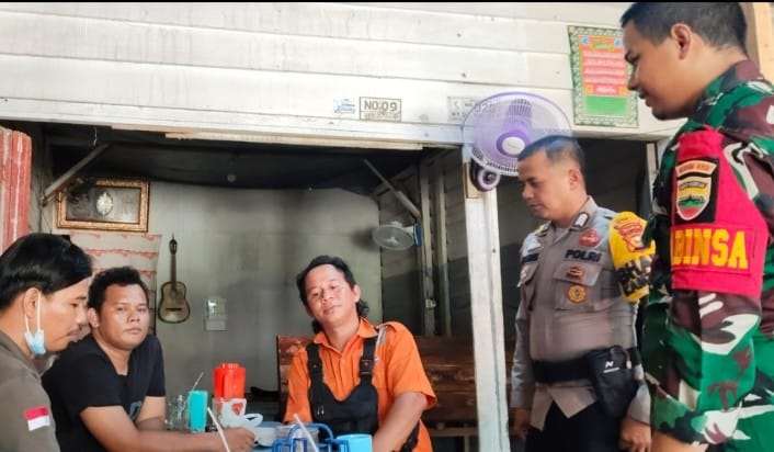 Patroli Dialogis Bhabinkamtibmas Dan Babinsa dalam rangka Cooling System sambang warga Desa Lalang Kabung Kecamatan Pelalawan bertemu langsung dengan warga serta berdialog