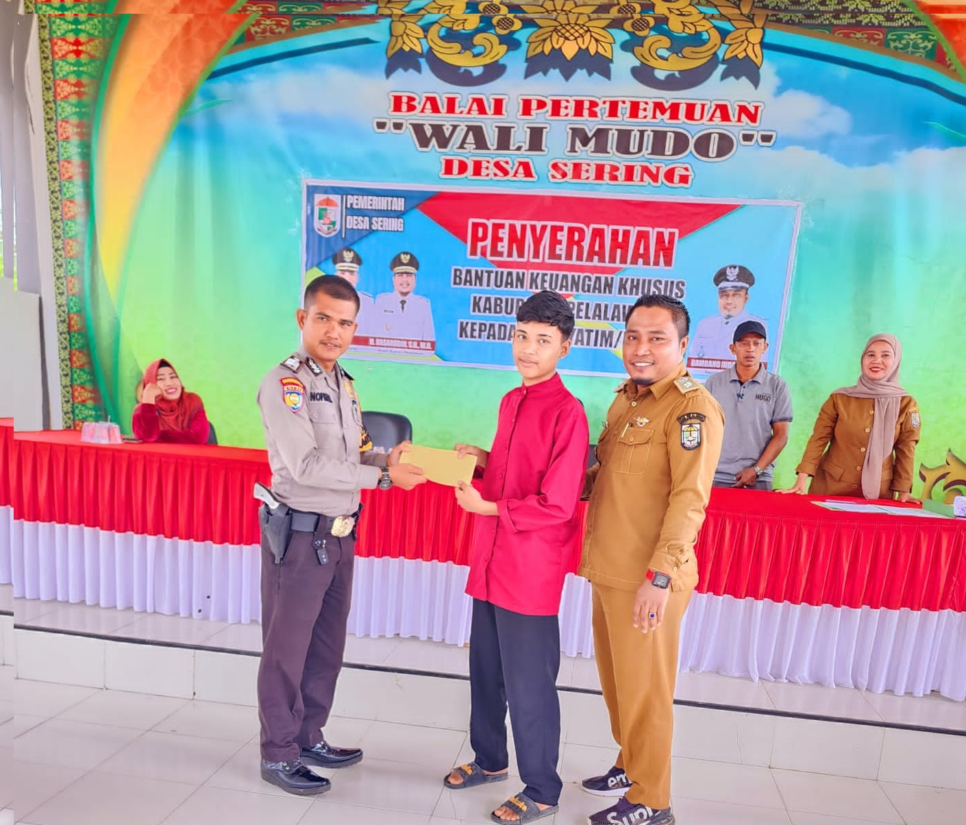 Bhabinkamtibmas,menghadiri kegiatan Penyaluran Penerima Santunan Anak Yatim Piatu