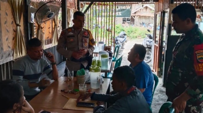 Patroli Dialogis Bhabinkamtibmas bersama Babinsa dalam rangka Cooling System Operasi Mantap Praja Desa Lalang Kabung
