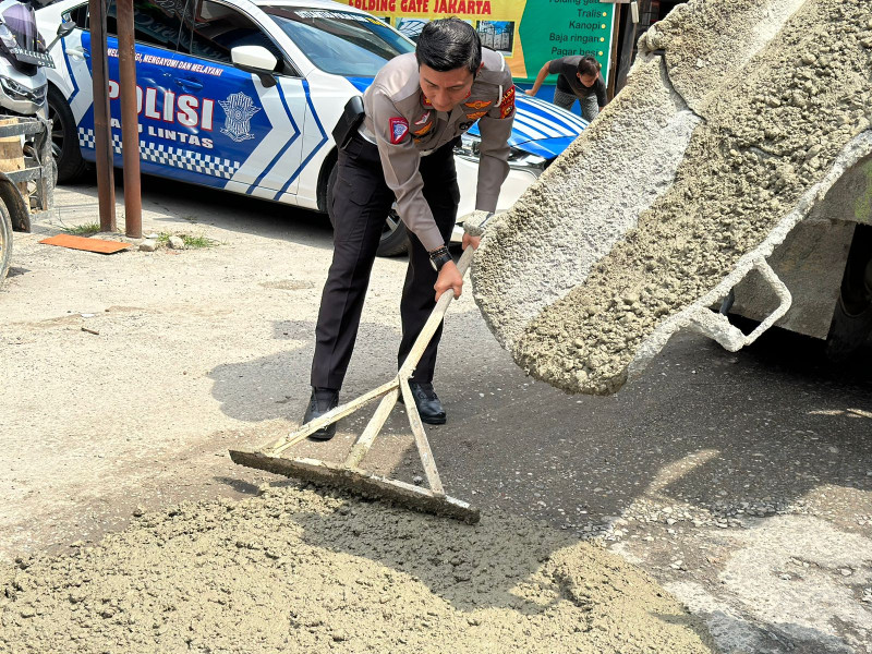 Ditlantas peduli keselamatan cor lubang di sepanjang jalan paus