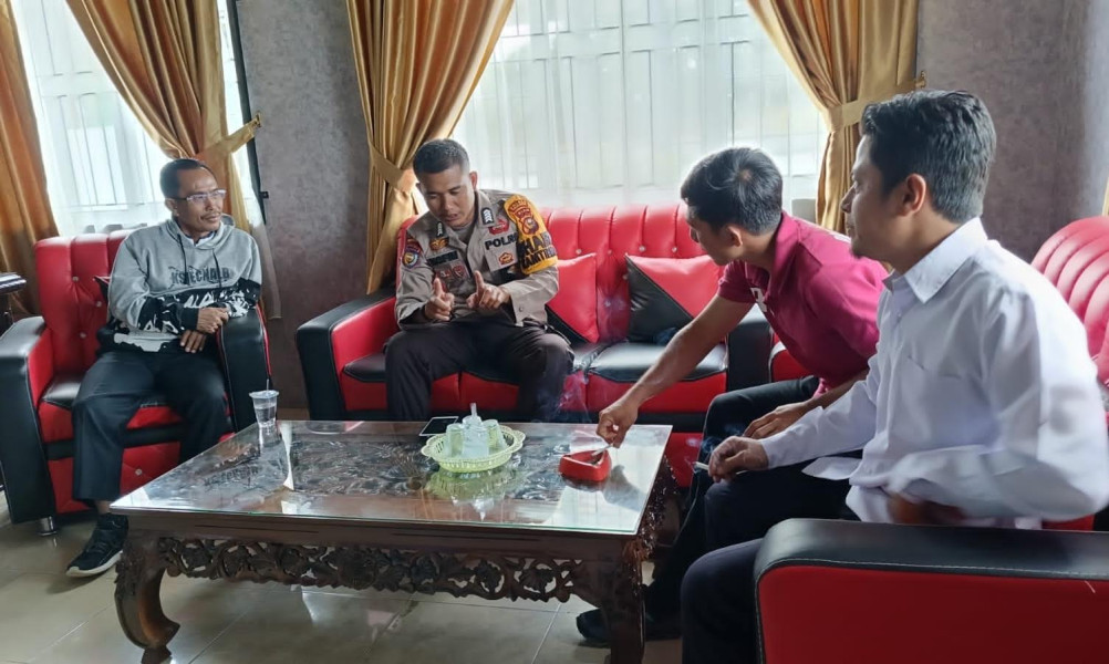 Bhabinkamtibmas dan Babinsa Polsubsektor Pelalawan Patroli sambang warga  sebagai bentuk upaya Polri dalam menjaga keamanan dan ketertiban di wilayah desa