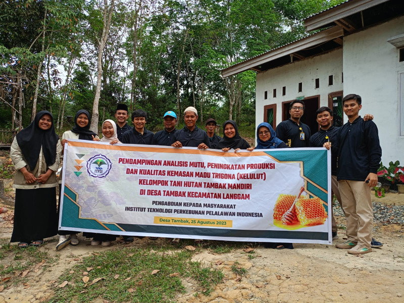 Tim PKM ITP2I Berikan Pendampingan Peningkatan Produksi dan Kualitas Kemasan Madu Kelulut di Desa Tambak