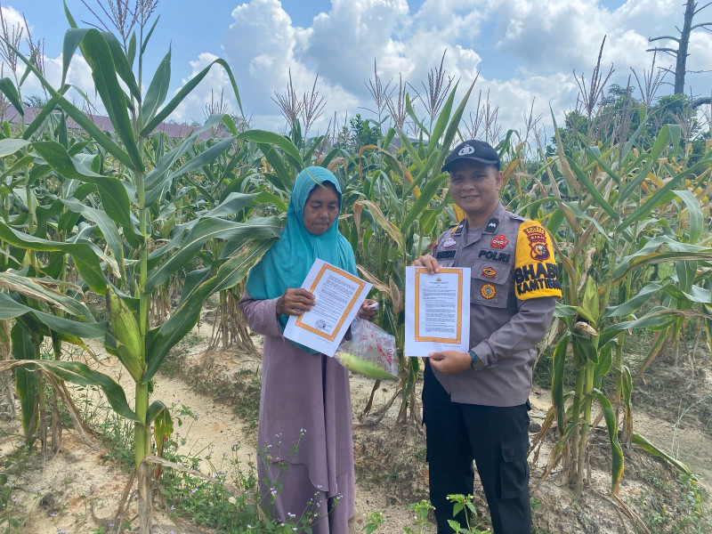 Personel Polsubsektor Pelalawan walaupun di saat bulan suci Ramadhan tetap mengoptimalkan kegiatan memberikan himbauan pencegahan kebakaran hutan dan lahan (karhutlah)