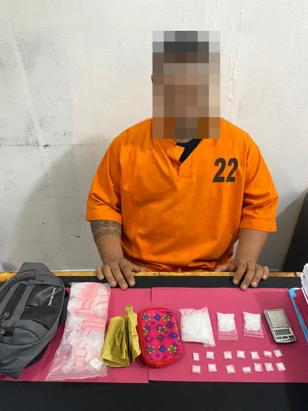 Aksi kejar kejaran seorang bandar narkoba dan polisi terjadi di kebun sawit.