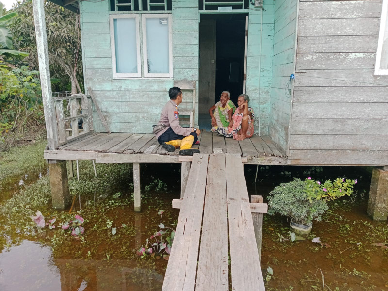 PAK BHABIN SOSIALISASIKAN PEMILU DAMAI KEPADA PARA LANSIA