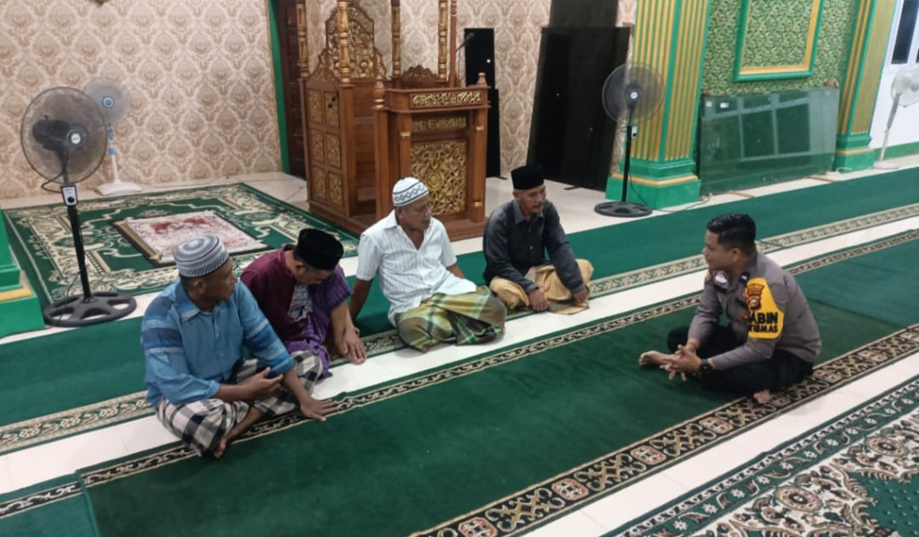 Personel Bhabinkamtibmas Polsubsektor melaksanakan Sholat Magrib berjamaah dan bertatap muka langsung dengan masyarakat