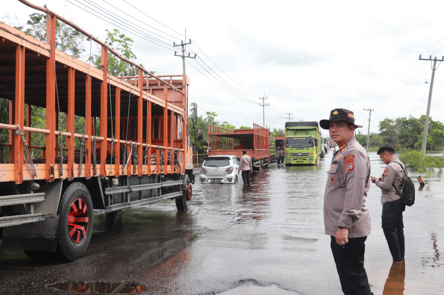 Kapolres Pelalawan Turun Langsung ke Lokasi Banjir untuk Pastikan Arus Lalu Lintas Berjalan Lancar