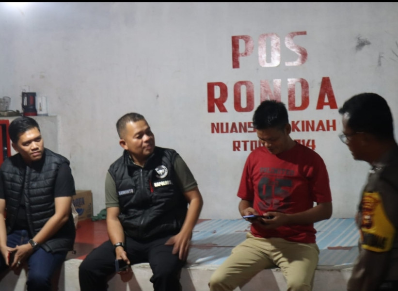 Sambil Ngopi bersama Petugas Ronda Kapolres Pelalawan dengarkan keluhan Masyarakat.