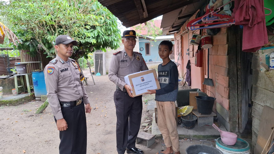 Polsubsektor Pelalawan membagikan sembako kepada warga desa lalang kabung