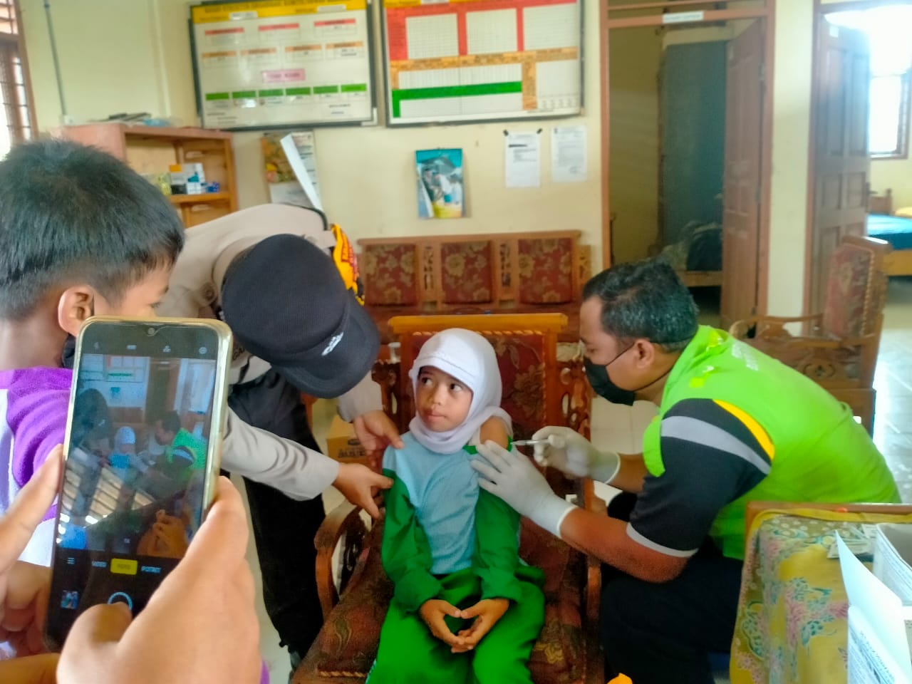 Bhabinkamtibmas Polsubsektor Pelalawan: 'Kami Hadir Monitoring Pelaksanaan Vaksin Covid-19 Untuk Berikan Rasa Aman dan Nyaman Di Masyarakat'