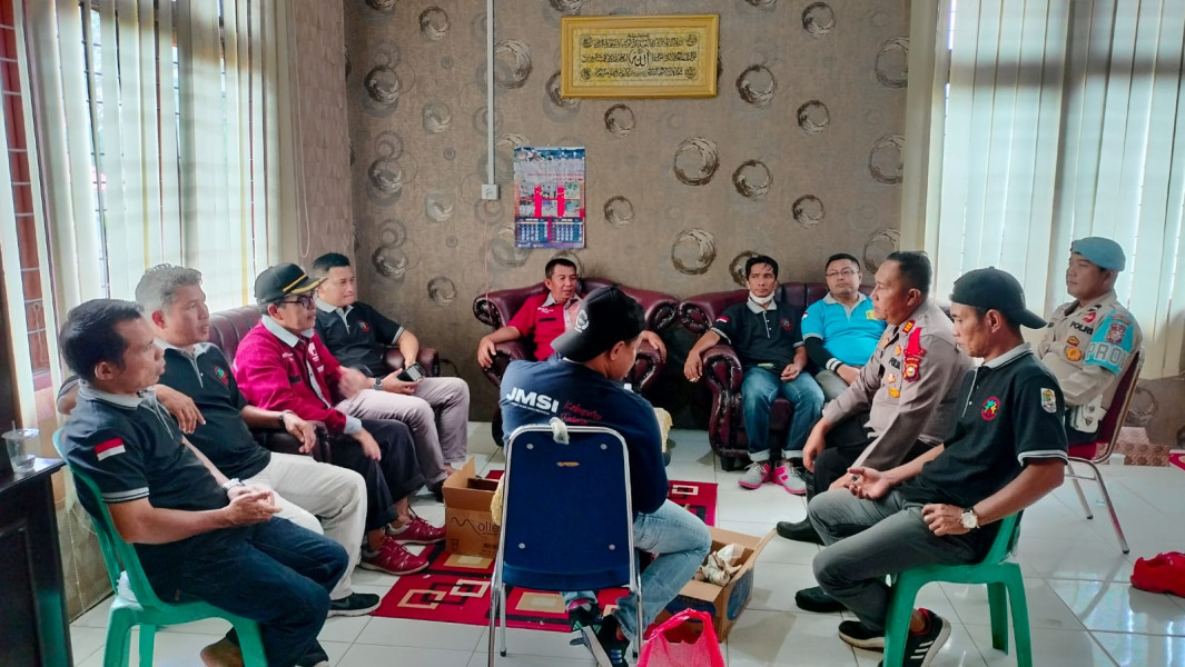 Kapolsek Pangkalan Kerinci silaturahmi dengan forum RT/ RW Pangkalan Kerinci Kota dalam rangka Cooling System menciptakan Situasi Kamtibmas yang Kondusif menjelang Pemilu Tahun 2024