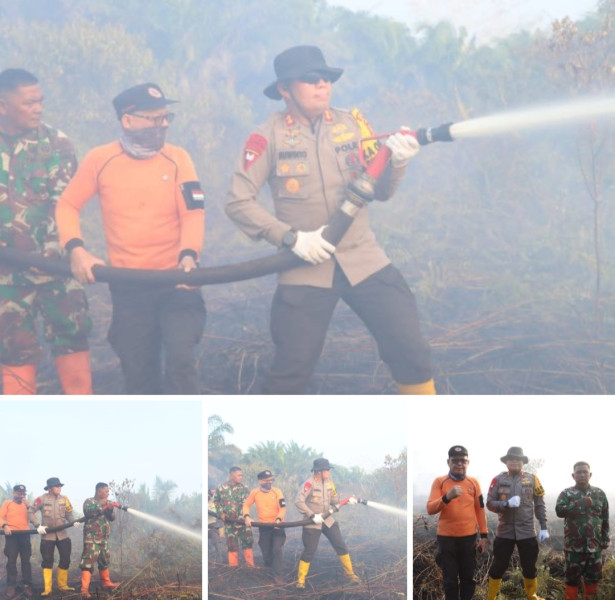 Di Tengah Asap, Kapolres Pelalawan  AKBP Suwinto Menjadi Shooter Selang Air Berhadapan Langsung Titik Api