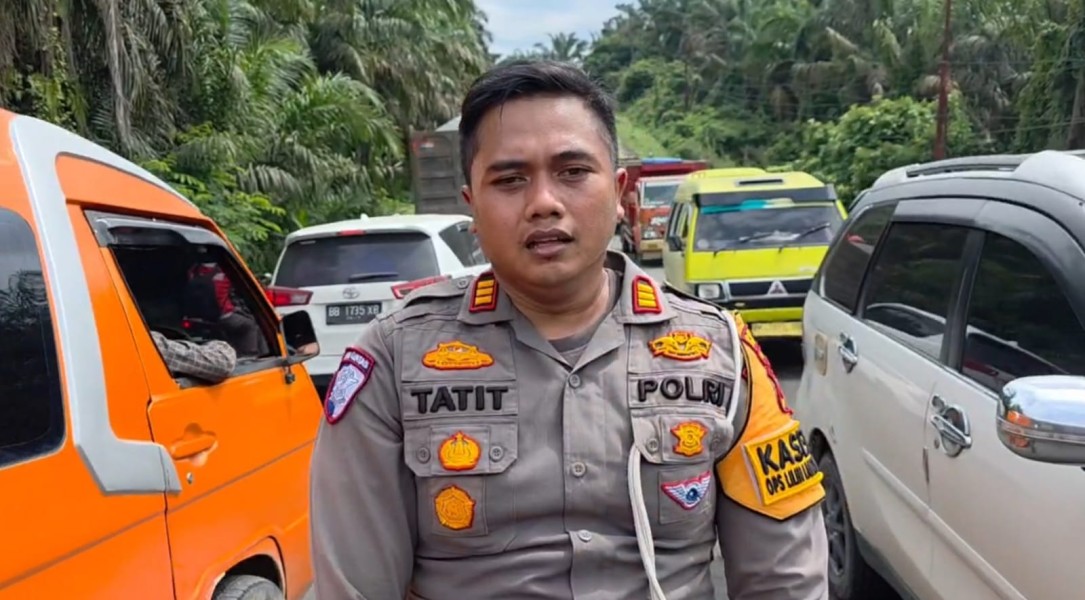 Kasat Lantas Polres Pelalawan, AKP Rizkyan Tatit Hanafi gerak cepat, yang mengakibatkan kemacetan di jalan lintas timur kilometer 37,
