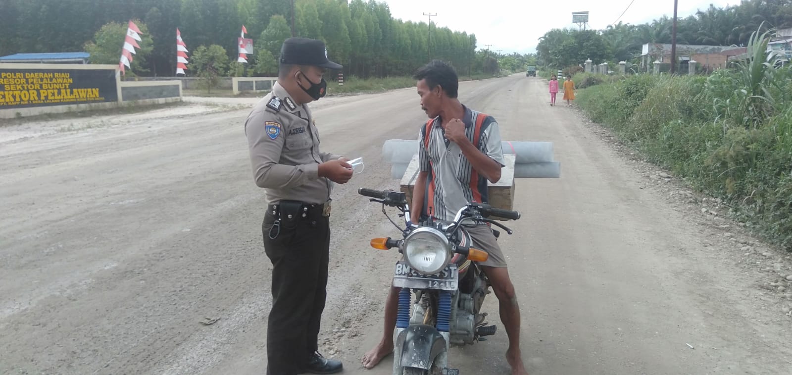 Polsubsektor Pelalawan Bagi Bagi Masker, Ingatkan Terus Disiplin Prokes