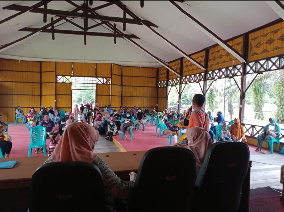 Iptu Legito: Kehadiran Polri Bhabinkamtibmas Polsubsektor Pelalawan Dalam Pendampingan dan Pengamanan Kegiatan BPNT Penting