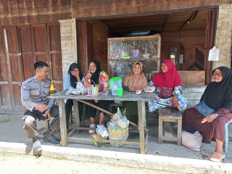 Bhabinkamtibmas Desa Sei Ara Polsubsektor Pelalawan Aiptu Agustinus Hermanto sampaikan himbauan Kamtibmas agar melarang anak - anak bermain air apalagi berenang di sungai Kampar