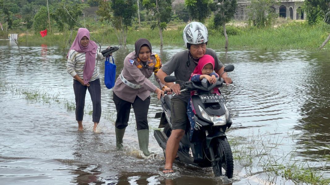 Bantu masyarakat terkena Bencana banjir polri hadir ciptakan cooling System jelang Pemilu 2024
