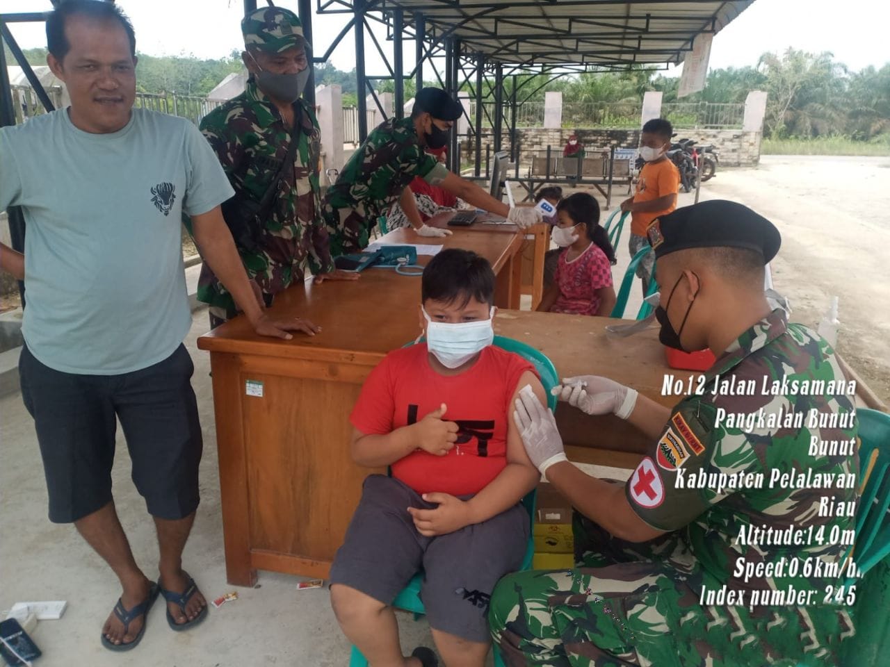 Tim Vaksinator Kodim 0313/KPR Tak Kenal Libur, Dukung Vaksinasi di Kabupaten Pelalawan